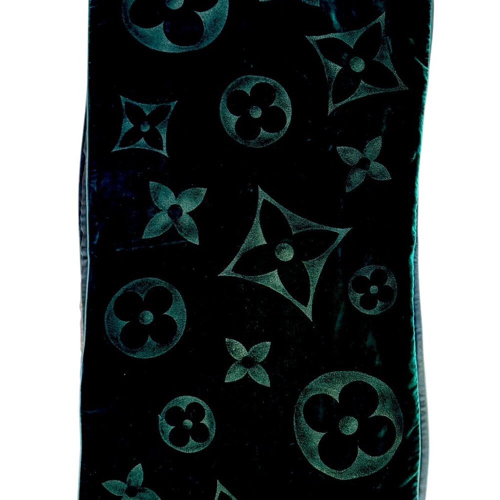 Authentic Louis Vuitton Green Velvet Scarf comes with LV box - Picture 3 of 11